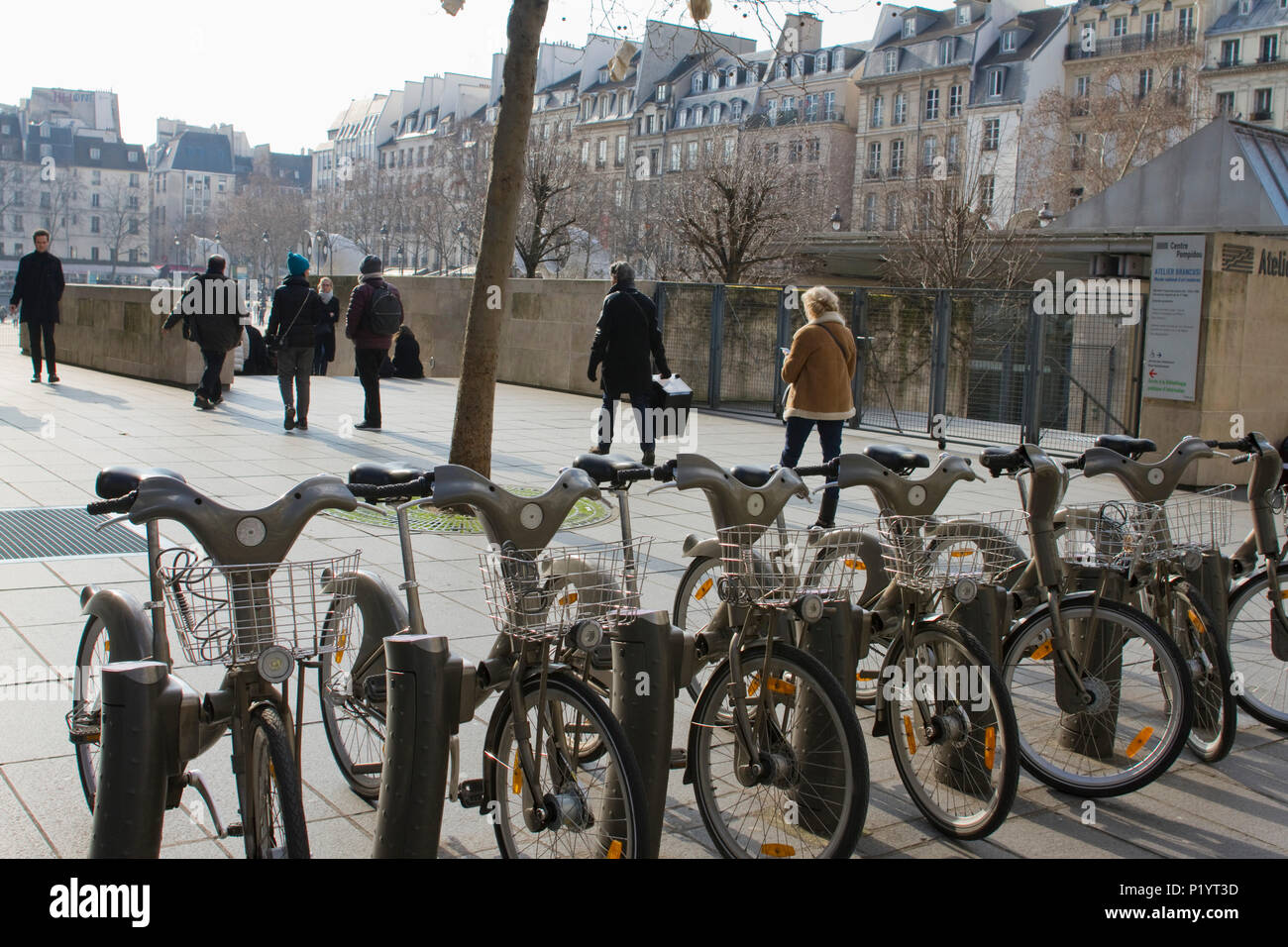Francia, Paris, Alquiler de bicicletas Velib (París) en la parte inferior  del museo Georges Pompidou, febrero de 2016 Fotografía de stock - Alamy