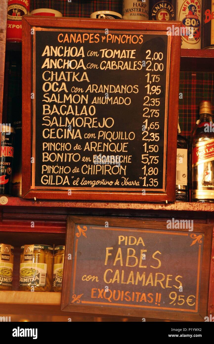 Bar 'La Bodega de la Ardosa'; pizarra con precio de tapas - raciones;  detalle Fotografía de stock - Alamy