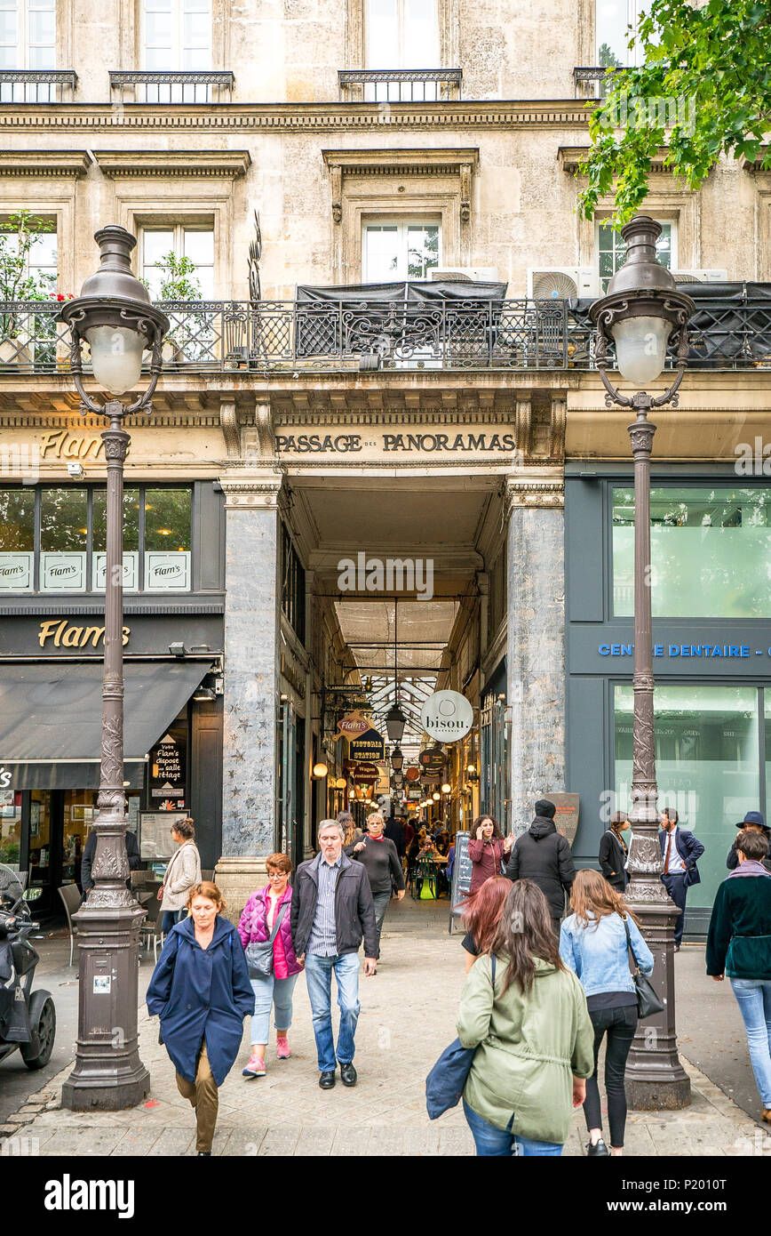 La fachada de Passage des Panoramas en el distrito 9th. Es uno de los famosos pasajes cubiertos de París, o pasajes couverts de París. Foto de stock