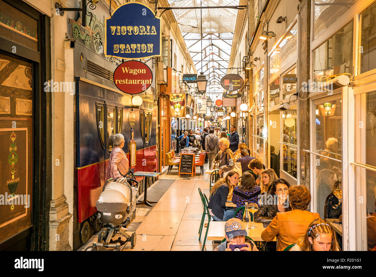 Restaurante Victoria Station dentro del Passage des Panoramas, uno de los famosos pasajes cubiertos de París. París, Francia Foto de stock