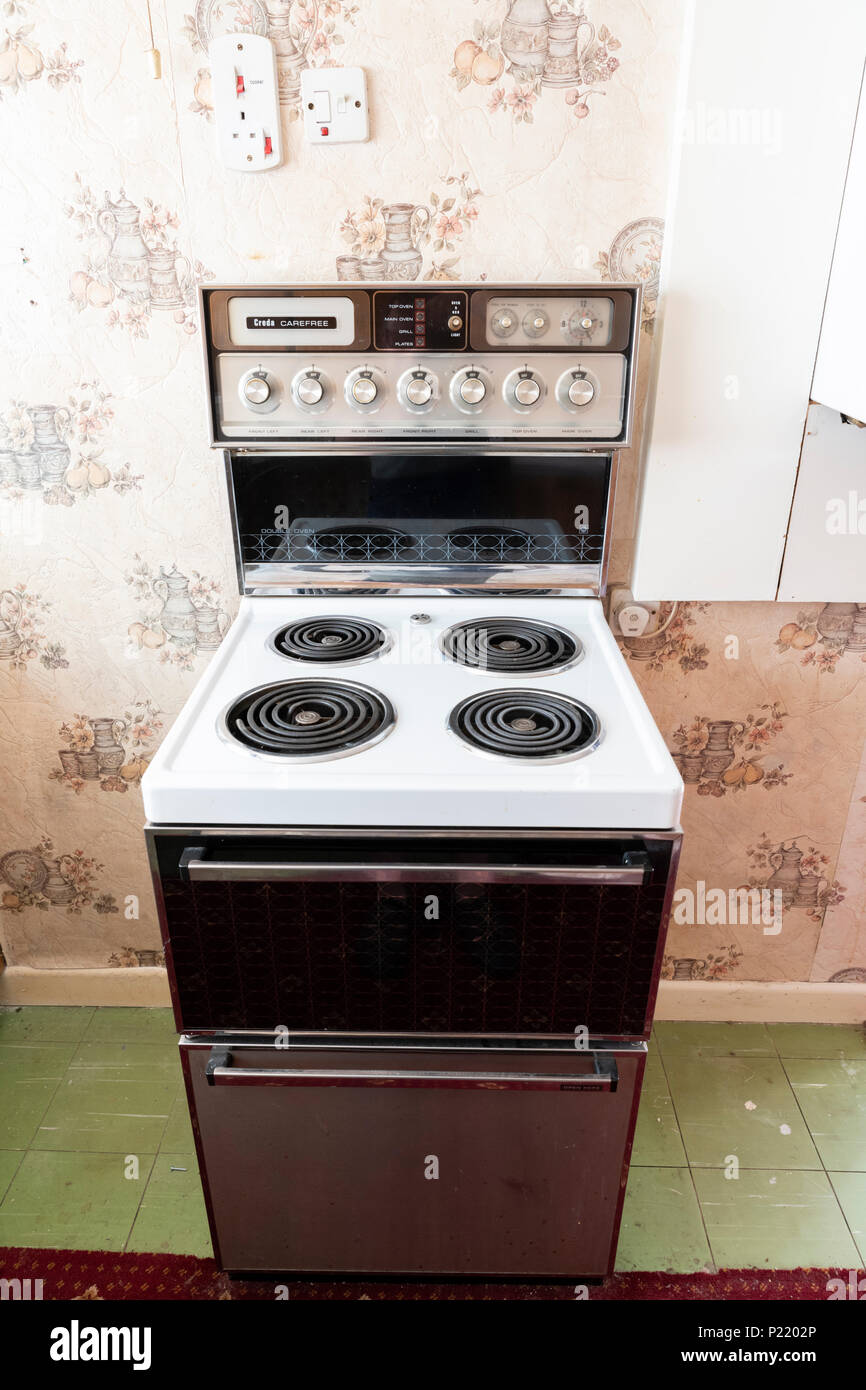 Mediados de siglo Creda despreocupada cocina eléctrica independiente en una  antigua cocina Fotografía de stock - Alamy