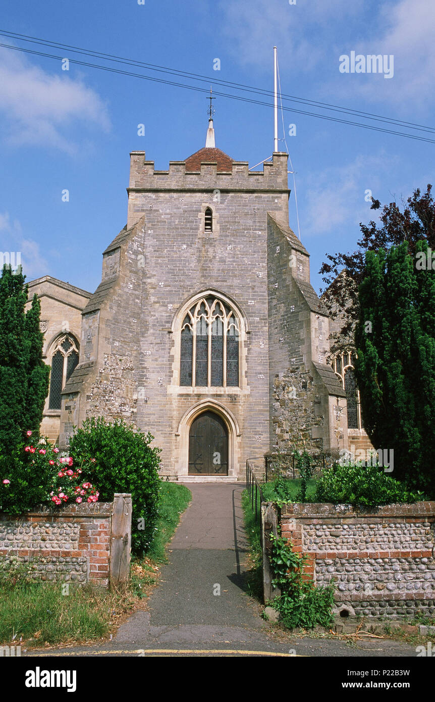 La histórica iglesia de San Pedro, en Bexhill Old Town, East Sussex, en el sur de Inglaterra Foto de stock