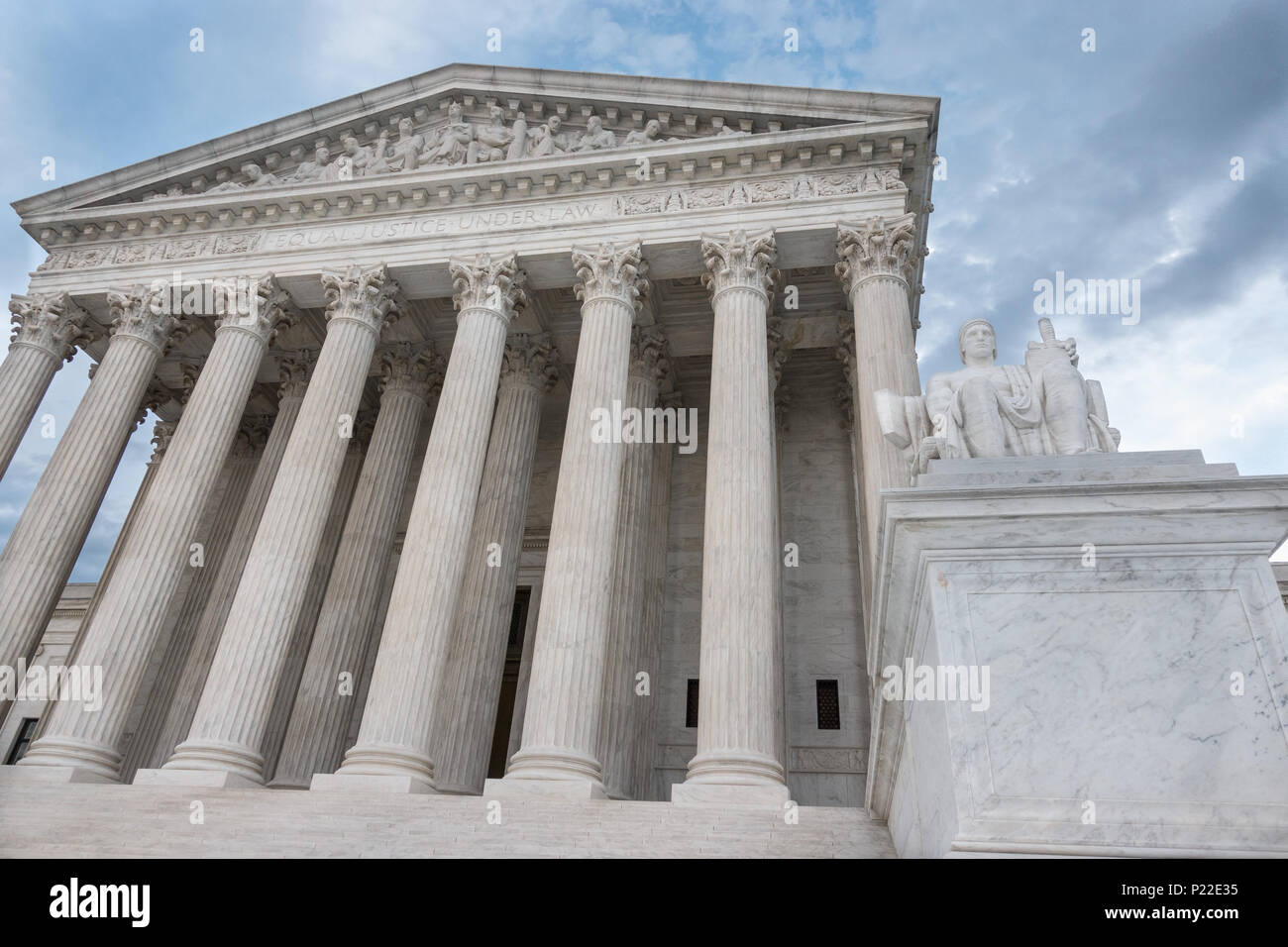 "Igualdad de Justicia bajo la ley' grabado encima de la columna de entrada, edificio de la Corte Suprema de Justicia, en Washington, DC. Autoridad de la Ley estatua en primer plano Foto de stock