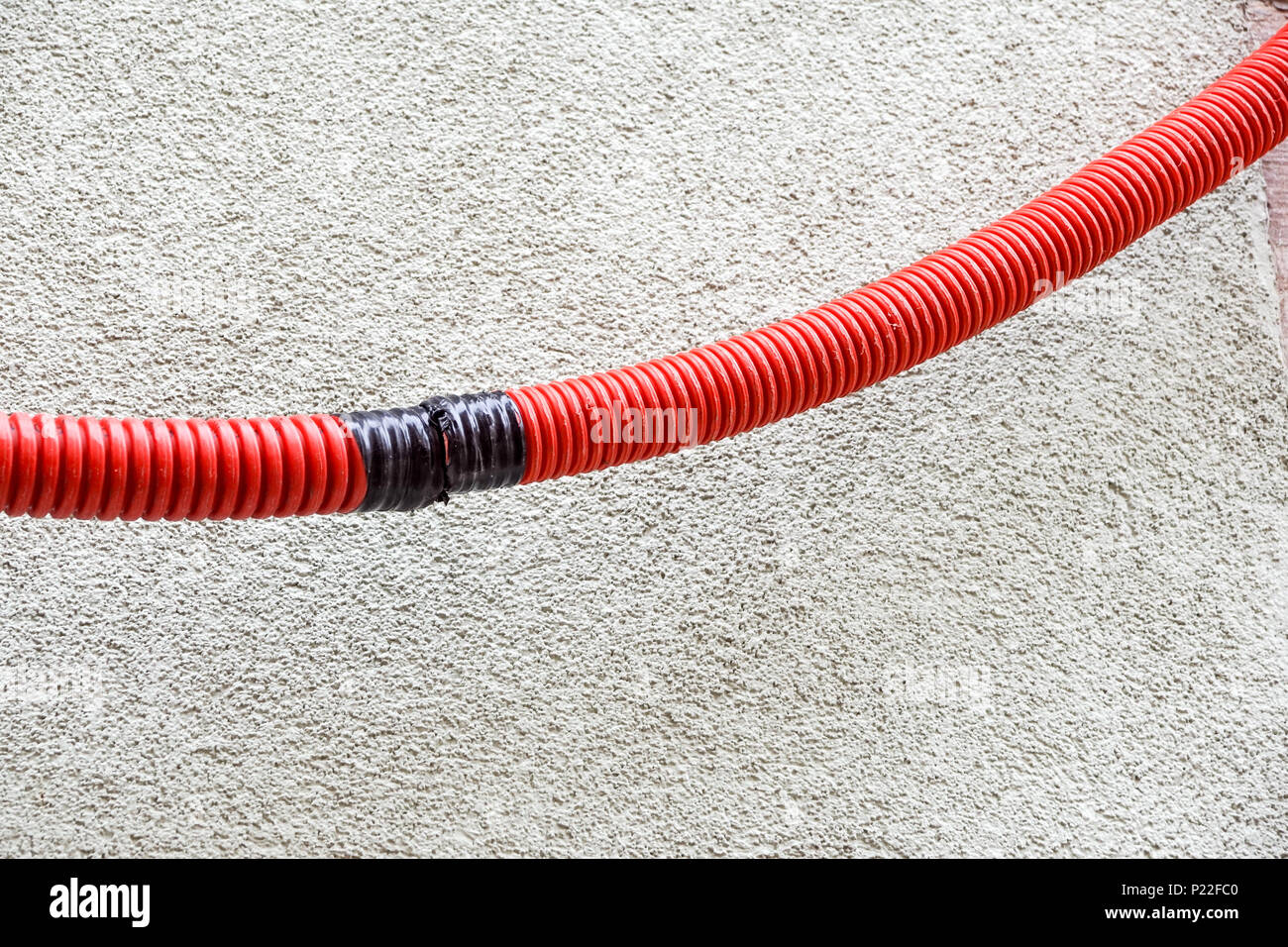Tubos de plástico rojo para cables eléctricos Fotografía de stock - Alamy