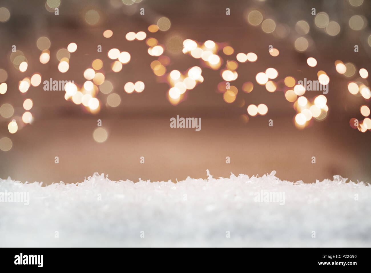 Antecedentes muy navideño con nieve y puntos de luz Foto de stock