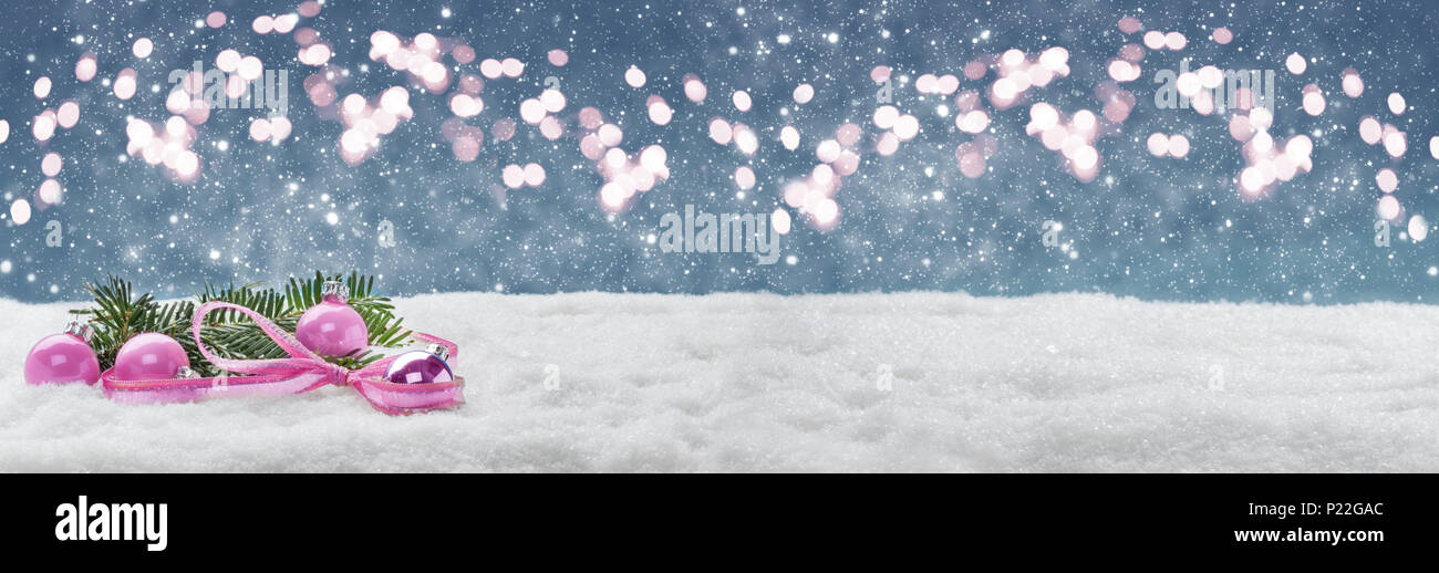 Antecedentes muy navideño, bolas de Navidad y abeto en la nieve delante de Bokeh, banner Foto de stock