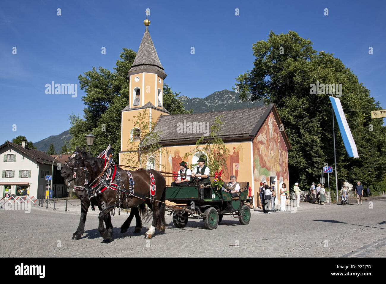 Alemania, Baviera, Werdenfels, Garmisch-Partenkirchen, distrito Partenkirchen, capilla Sebastianskircherl, de carro Foto de stock
