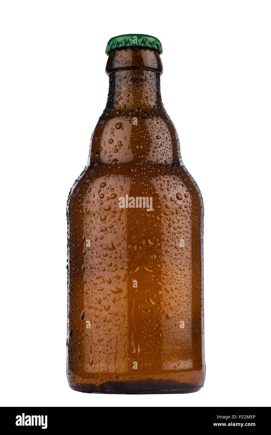 Vista frontal closeup de sidra marrón o botella de cerveza con gotas de  agua sin etiqueta y tapa verde aislado sobre fondo blanco Fotografía de  stock - Alamy