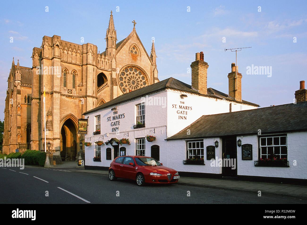 Arundel Catedral Católica de Nuestra Señora y San Felipe Howard, y St Mary's Gate Inn, Arundel, West Sussex, UK Foto de stock