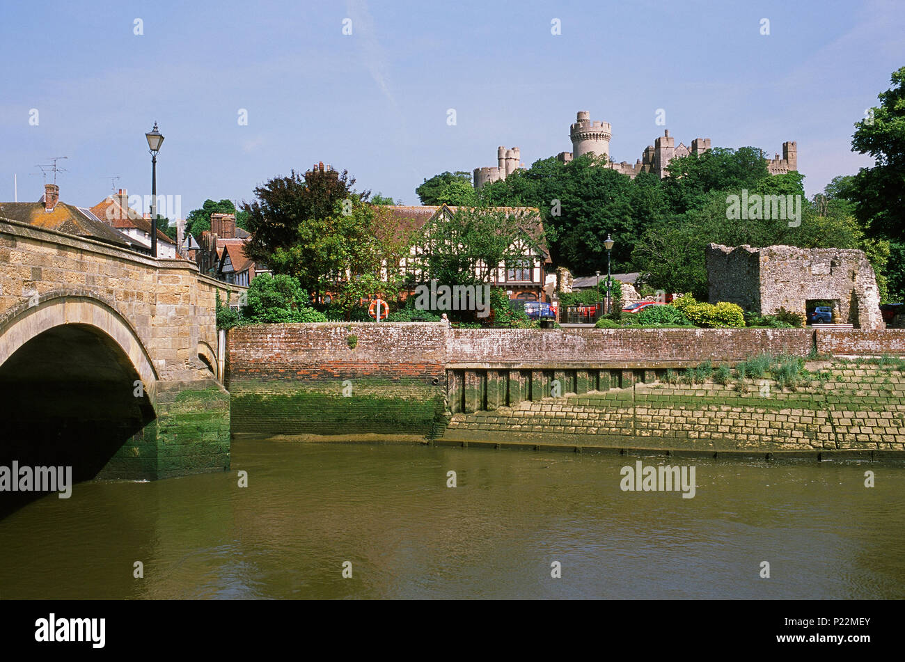 La histórica ciudad de Arundel, West Sussex, Reino Unido, del río Arun, con puente y Arundel Castle Foto de stock