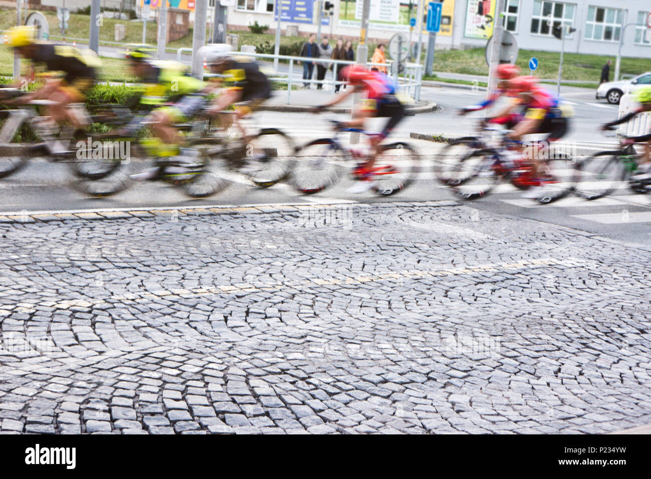 Los ciclistas esprinta durante una bicicleta de carretera carreras en las calles de la ciudad, efecto de desenfoque de movimiento Foto de stock