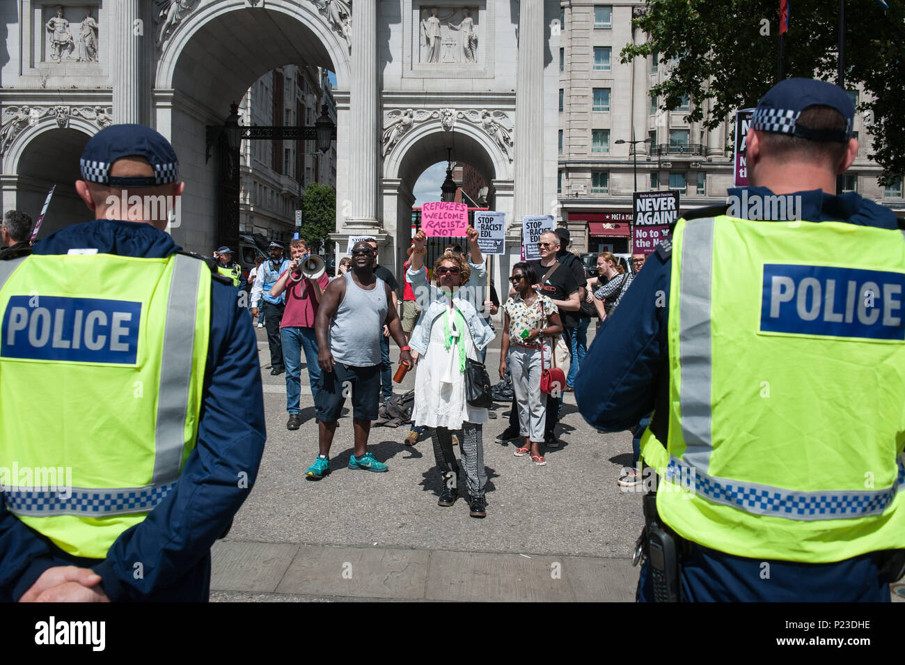 Londres, 16 de julio de 2016. Hasta 150 English Defense League tomar parte en una manifestación de protesta en el centro de Londres. El EDL activistas encontró un pequeño conting Foto de stock
