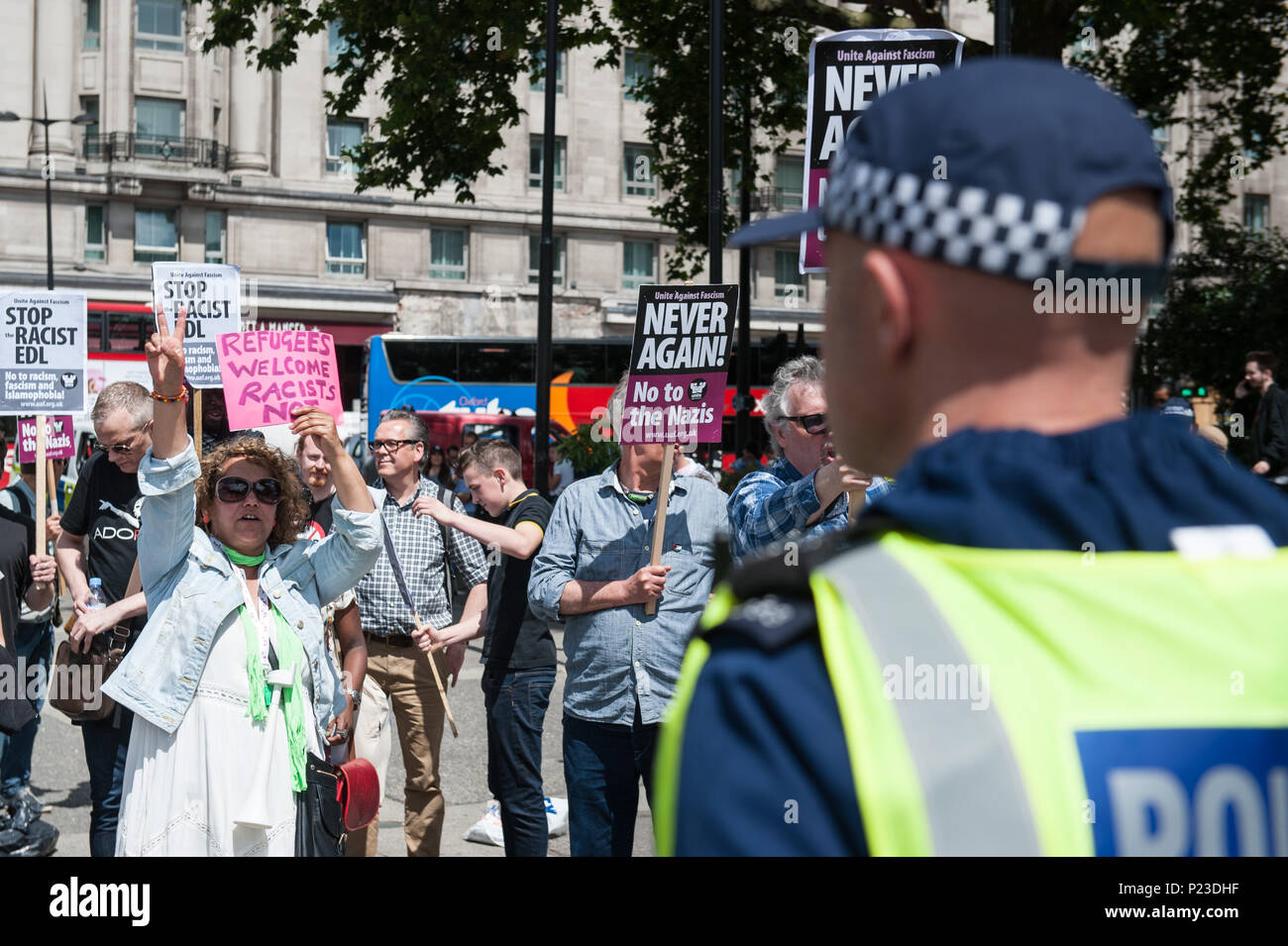 Londres, 16 de julio de 2016. Hasta 150 English Defense League tomar parte en una manifestación de protesta en el centro de Londres. El EDL activistas encontró un pequeño conting Foto de stock