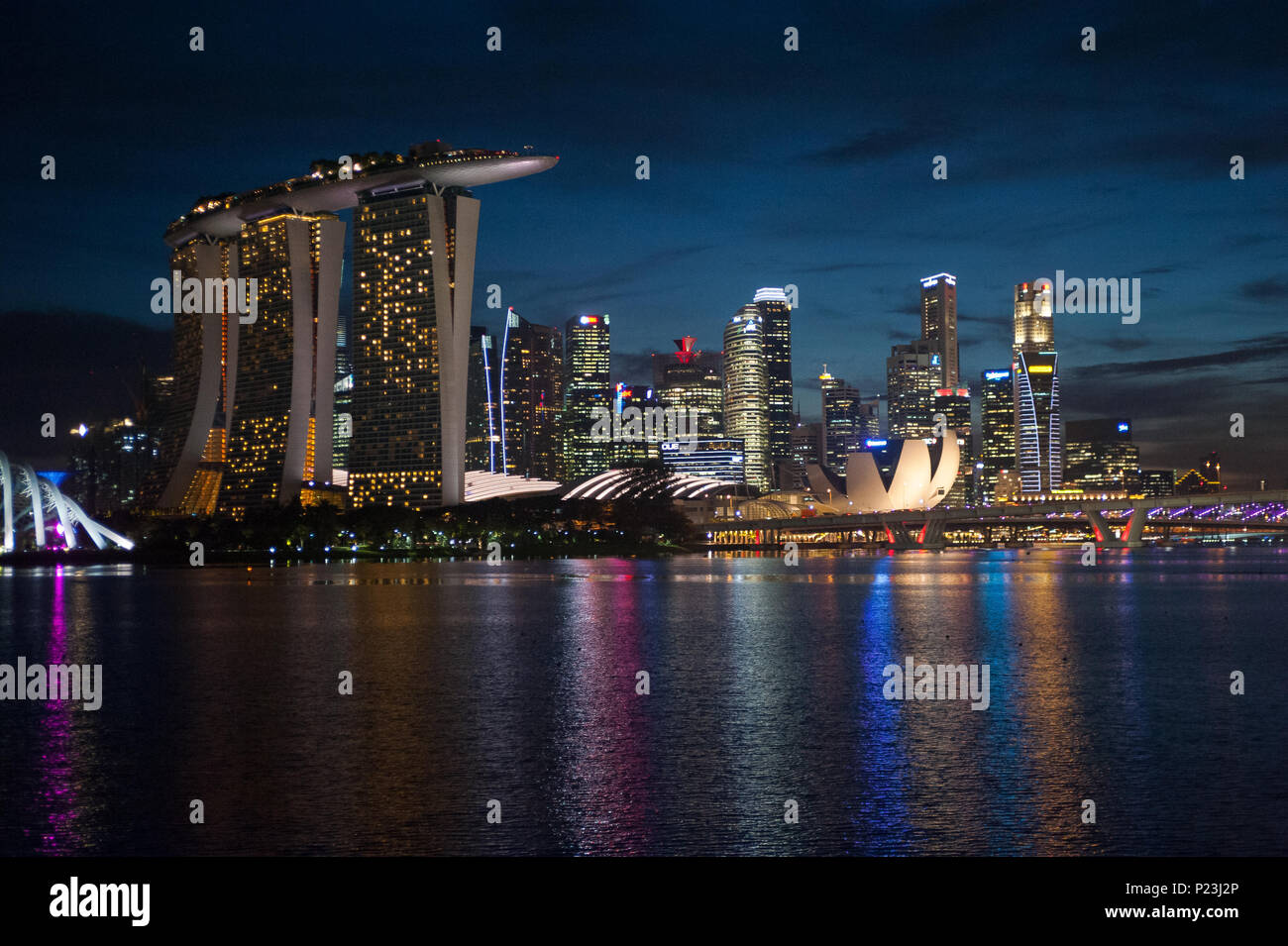 Singapur, Singapur, vistas de la Bahía de Marina en la noche Foto de stock