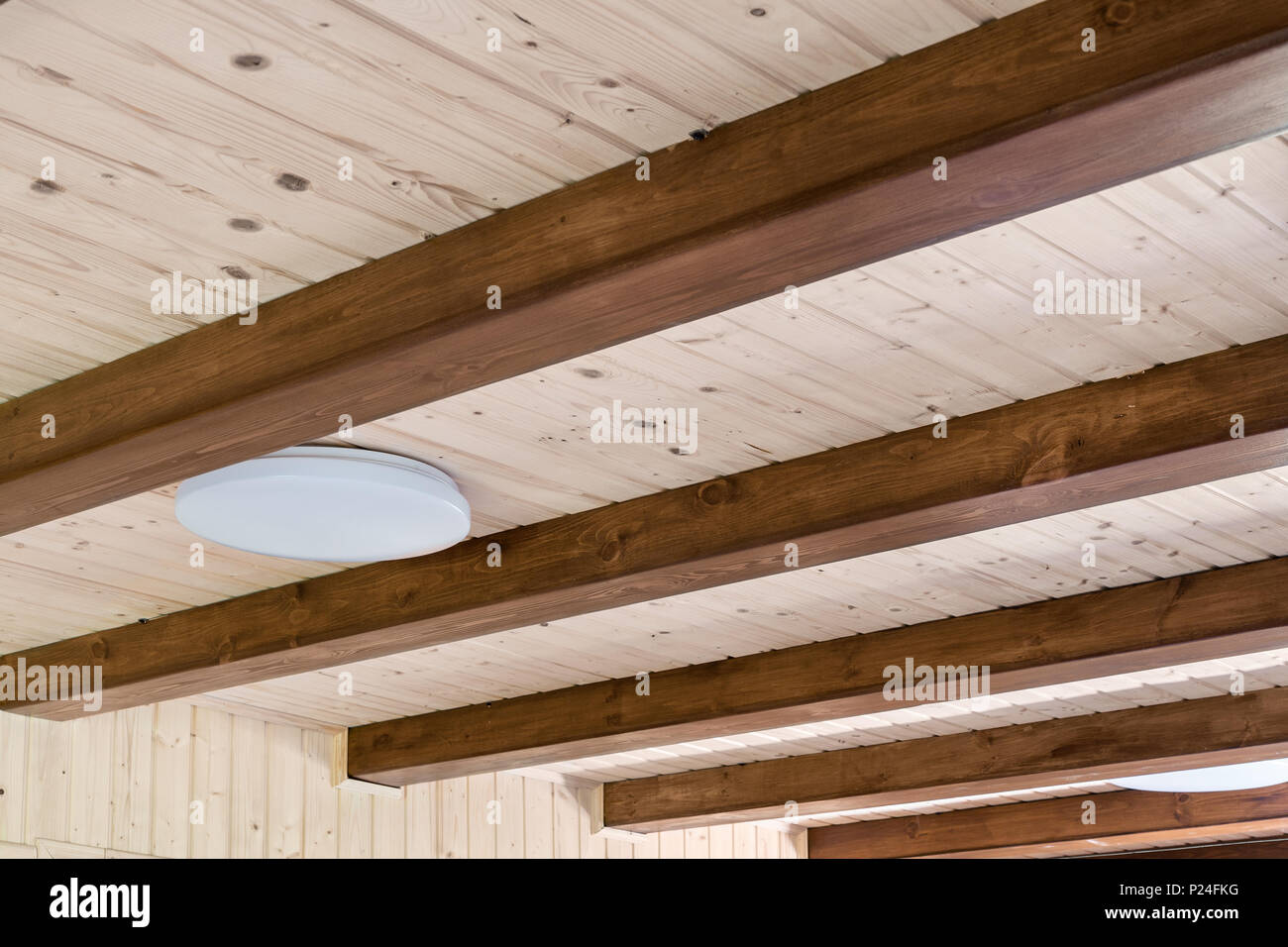 Casa rústica con techo de vigas de madera amplio apoyo. Del interior del país. Construcción materiales de decoración natural. Foto de stock