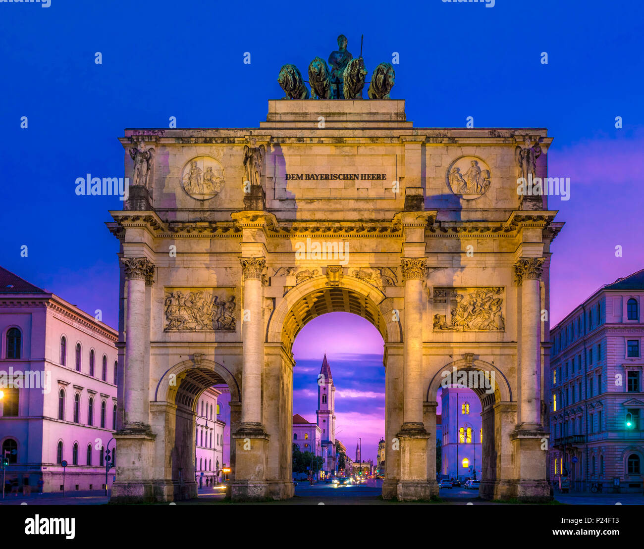 Siegestor (puerta de la victoria) - Arco de triunfo en la noche, Munich, la  Alta Baviera, Baviera, Alemania, Europa Fotografía de stock - Alamy