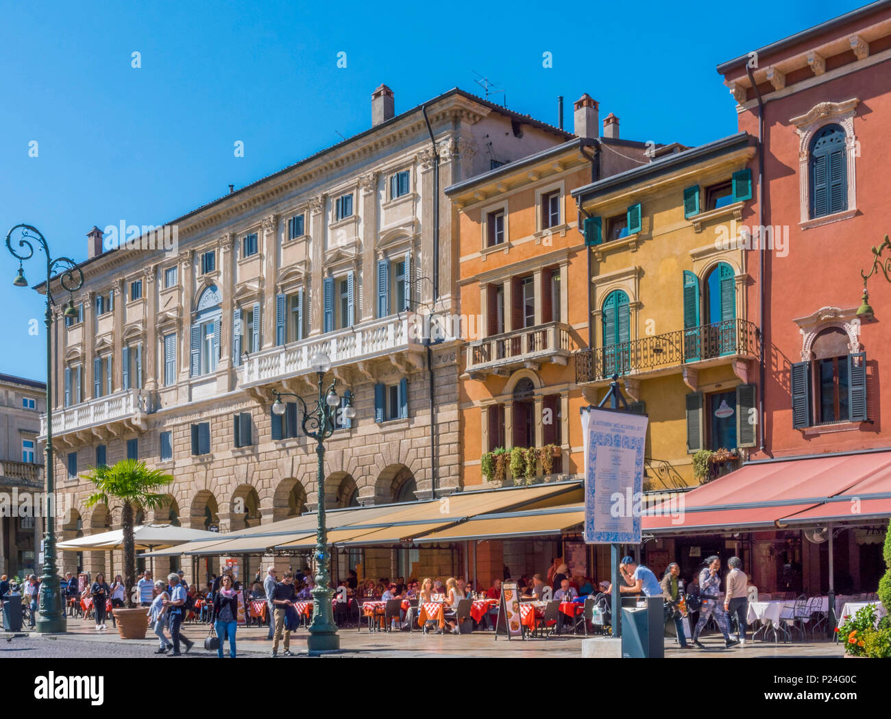 Restaurantes en la Piazza Bra, Verona, Véneto, Italia, Europa Foto de stock