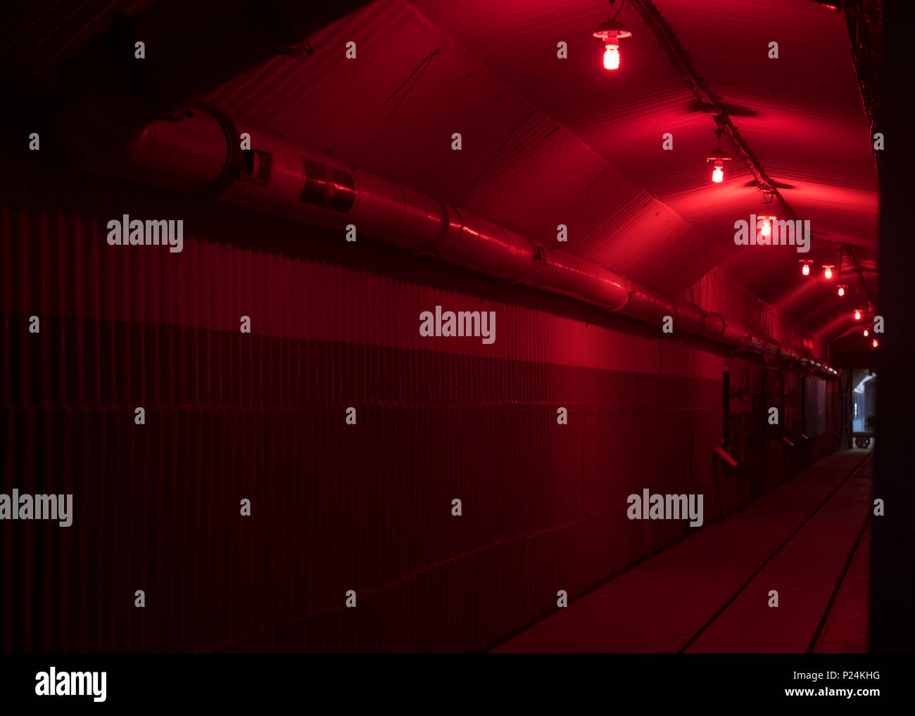 El túnel con iluminación de emergencia, peligro y luz roja Foto de stock