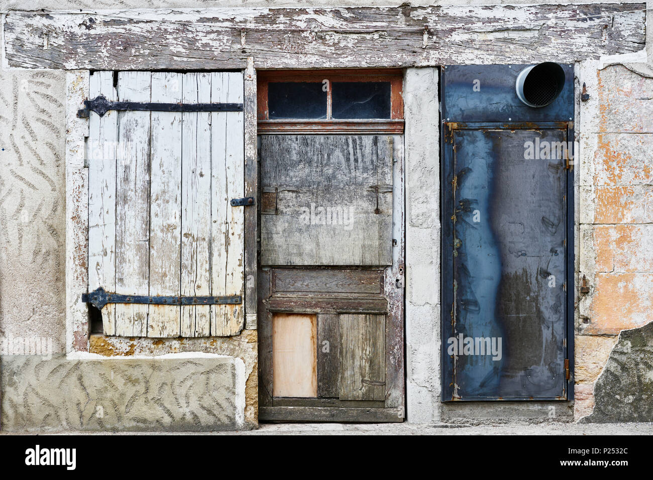 Puertas y ventanas antiguas de madera y de metal en una fachada de la casa  en una calle Fotografía de stock - Alamy