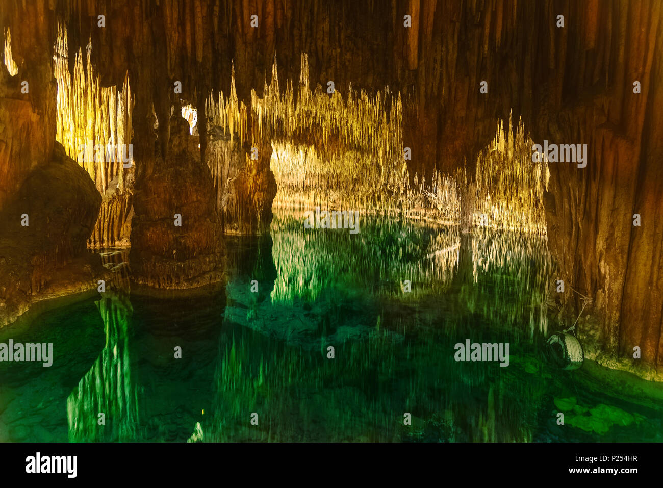 Famosas Cuevas del Drach en Mallorca, España Foto de stock