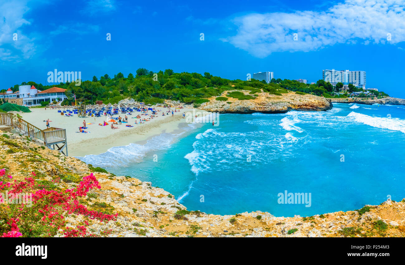Cala Domingo y Tropicana Resort de playa en vacaciones de verano. La isla de Mallorca, España Foto de stock