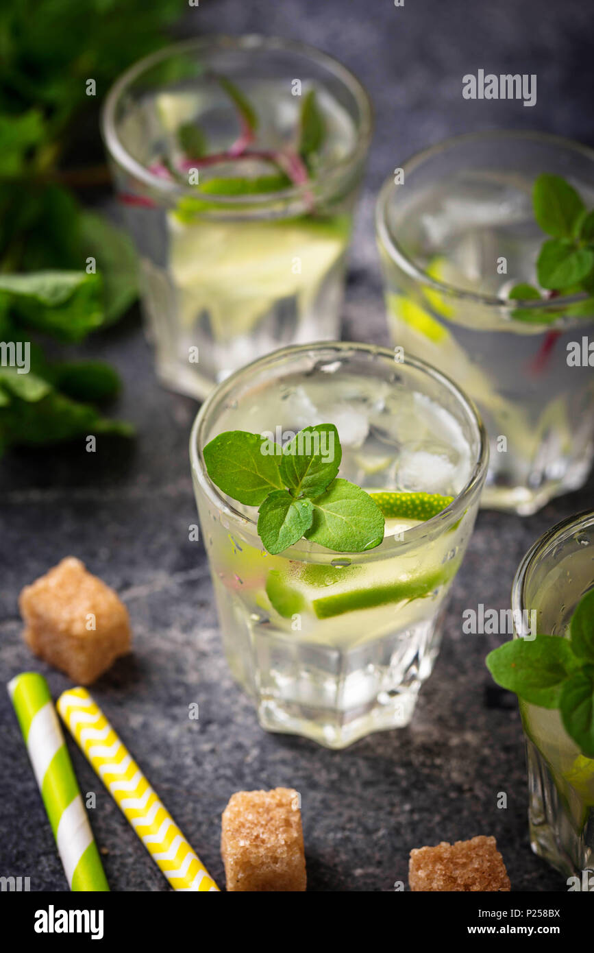 Copa de Verano con limón y menta Fotografía de stock - Alamy