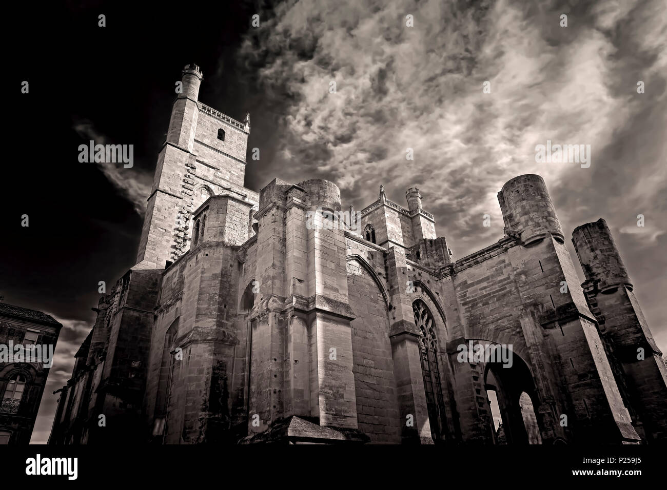 La catedral gótica de San Justo y San Pasteur, el inicio de los trabajos de construcción en 1272, en blanco y negro Foto de stock