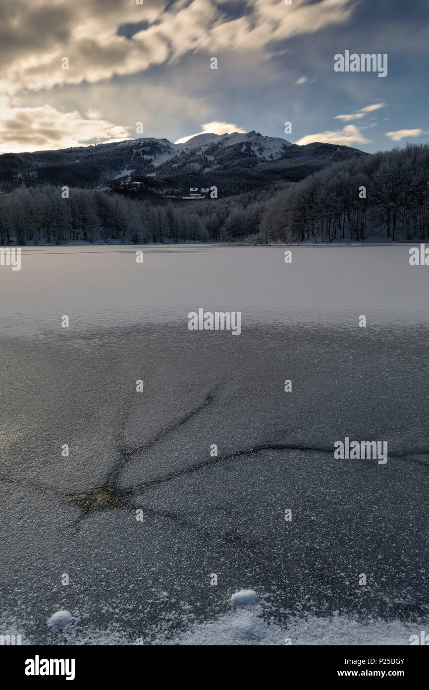 Lago Pranda en una fría mañana de invierno, provincia de Reggio Emilia, Emilia Romagna, Italia, Europa del distrito Foto de stock