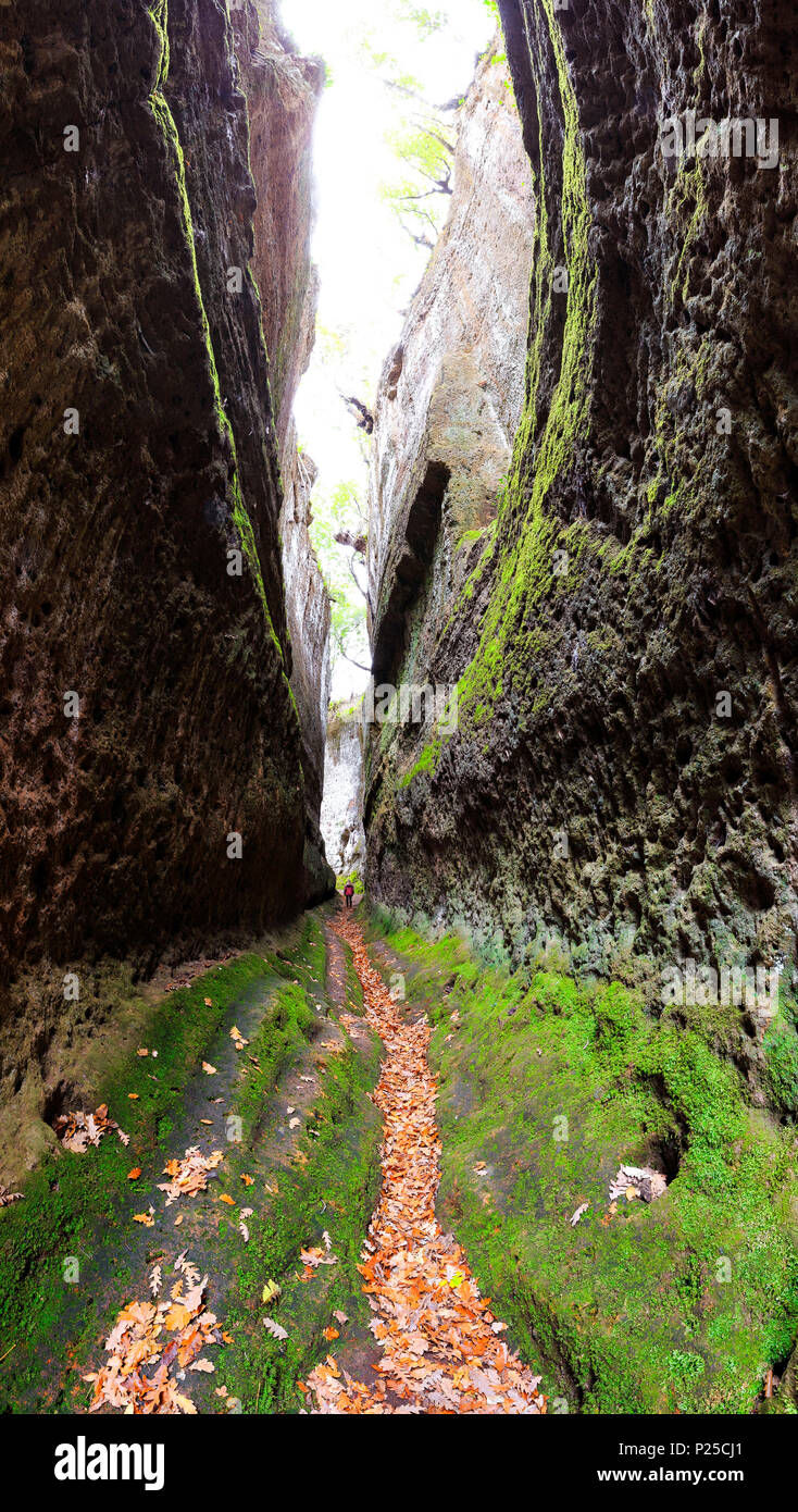 A través de una sola persona en la Cava de San Sebastiano. Sovana, provincia de Grosseto, en la Toscana, Italia. Foto de stock