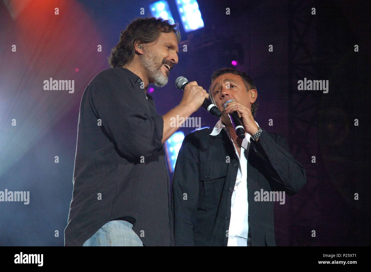 17 / 06 / 2006; Estadio Vicente Calderón. Madrid. Miguel Bose y Rafa Sánchez  de la Unión durante el concierto Fotografía de stock - Alamy