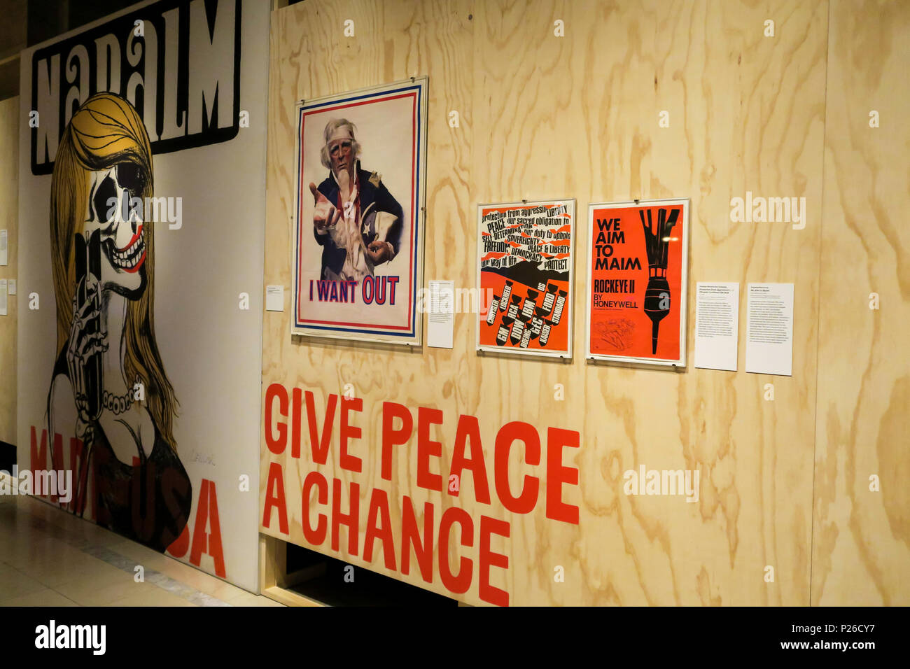 'Revolución: Recordando el 60s' Exhibición en la Biblioteca Pública Principal de Nueva York, NYC, USA 2018 Foto de stock
