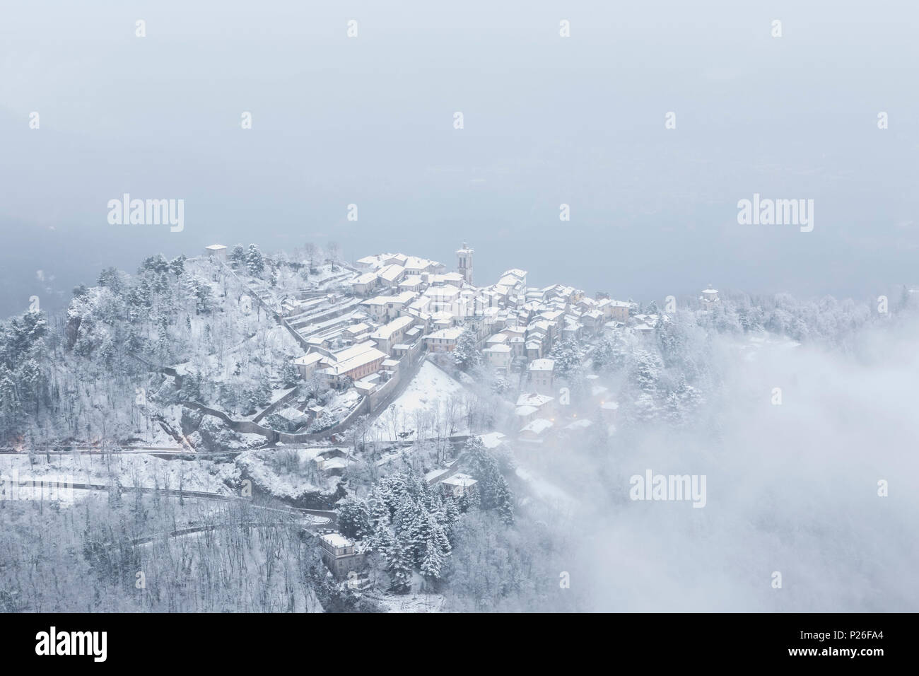 Vista de Santa María del Monte después de una caída de nieve en el invierno, desde el Campo dei Fiori. Campo dei Fiori, Varese, Parco de Campo dei Fiori, Lombardía, Italia. Foto de stock