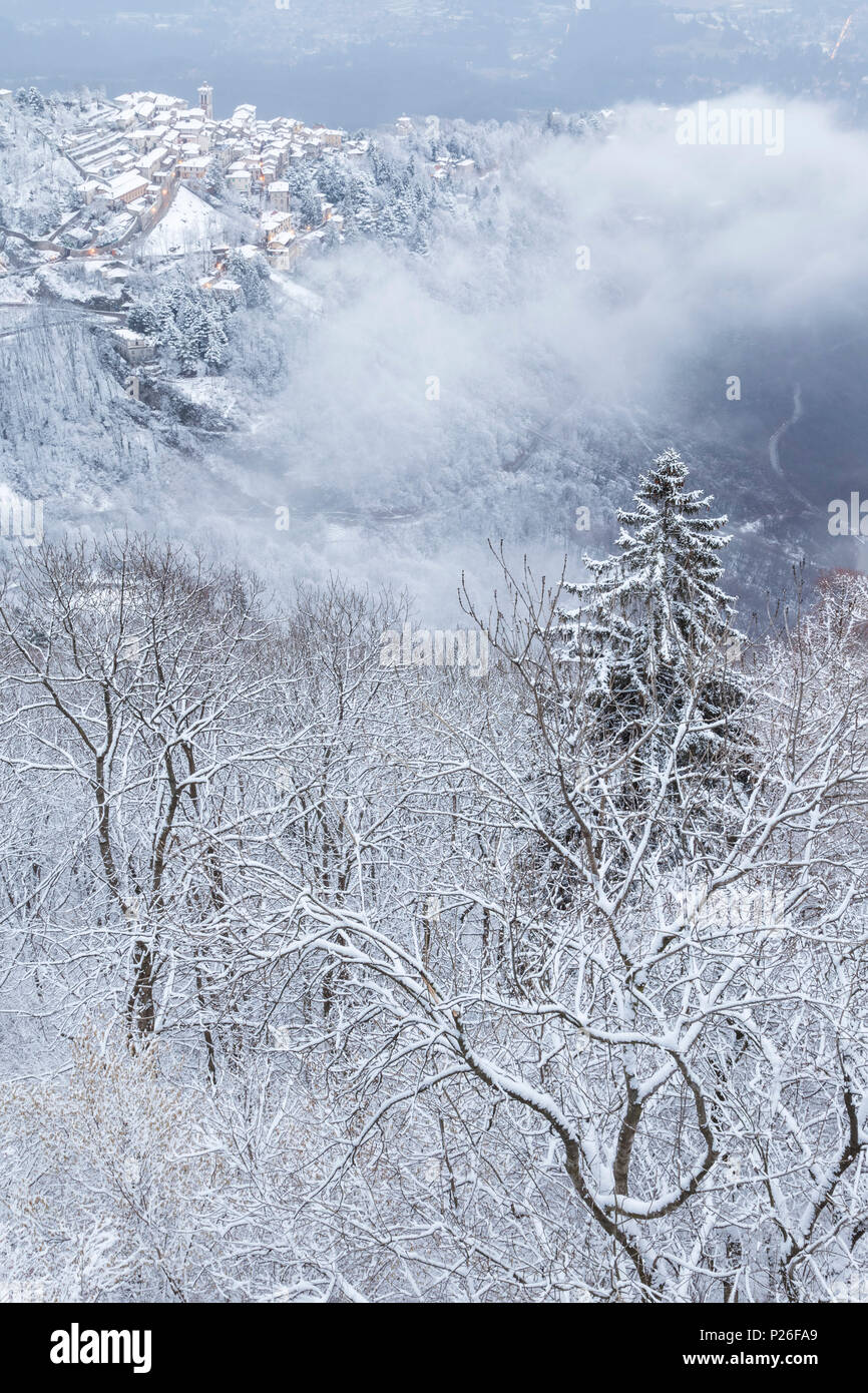 Vista de Santa María del Monte después de una caída de nieve en el invierno, desde el Campo dei Fiori. Campo dei Fiori, Varese, Parco de Campo dei Fiori, Lombardía, Italia. Foto de stock