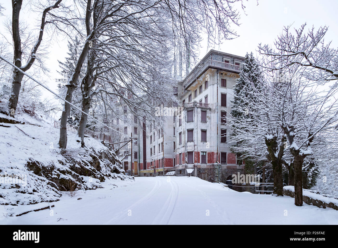 Vista de la abandonada Grand Hotel de Campo dei Fiori durante una nieve invernal. Campo dei Fiori, Varese, Parco de Campo dei Fiori, Lombardía, Italia. Foto de stock