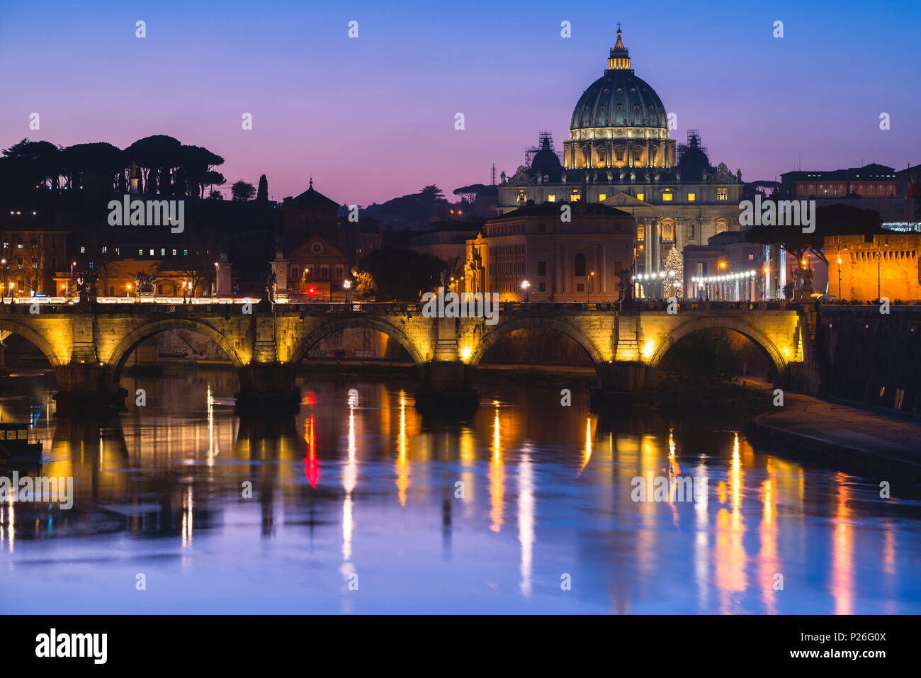 Roma, Lazio, Italia. Puesta de sol sobre el río Tevere, con la Catedral de San Pedro en el fondo. Foto de stock