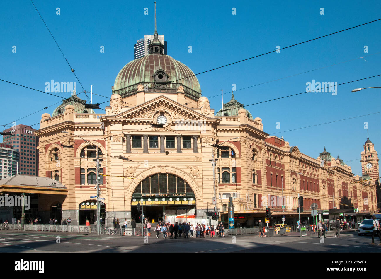 La estación de Flinders Street, concentrador de la red ferroviaria metropolitana de Melbourne, Australia, tras la realización de reparaciones en mayo de 2018 Foto de stock