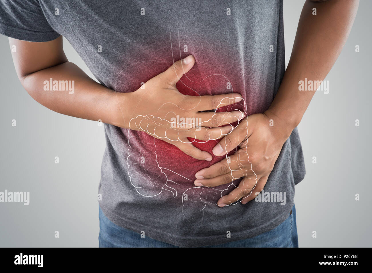 La foto del intestino grueso se encuentra en el cuerpo del hombre contra un fondo gris, las personas con dolor de estómago problema concepto, anatomía masculina Foto de stock