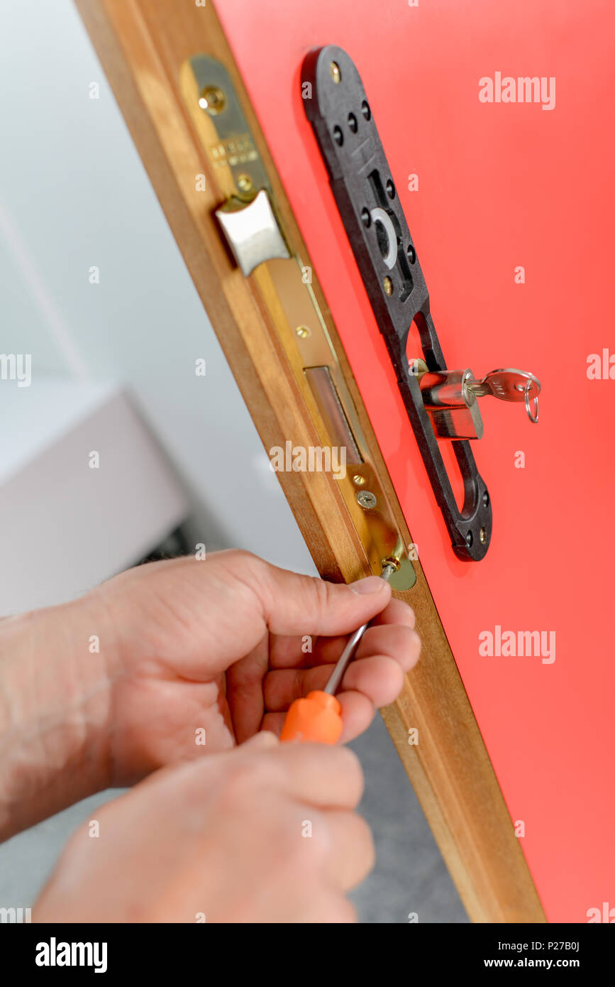 Lubricación con grasa de silicona de las juntas de goma de las puertas de  un coche de pasajeros, primer plano, diseño Fotografía de stock - Alamy