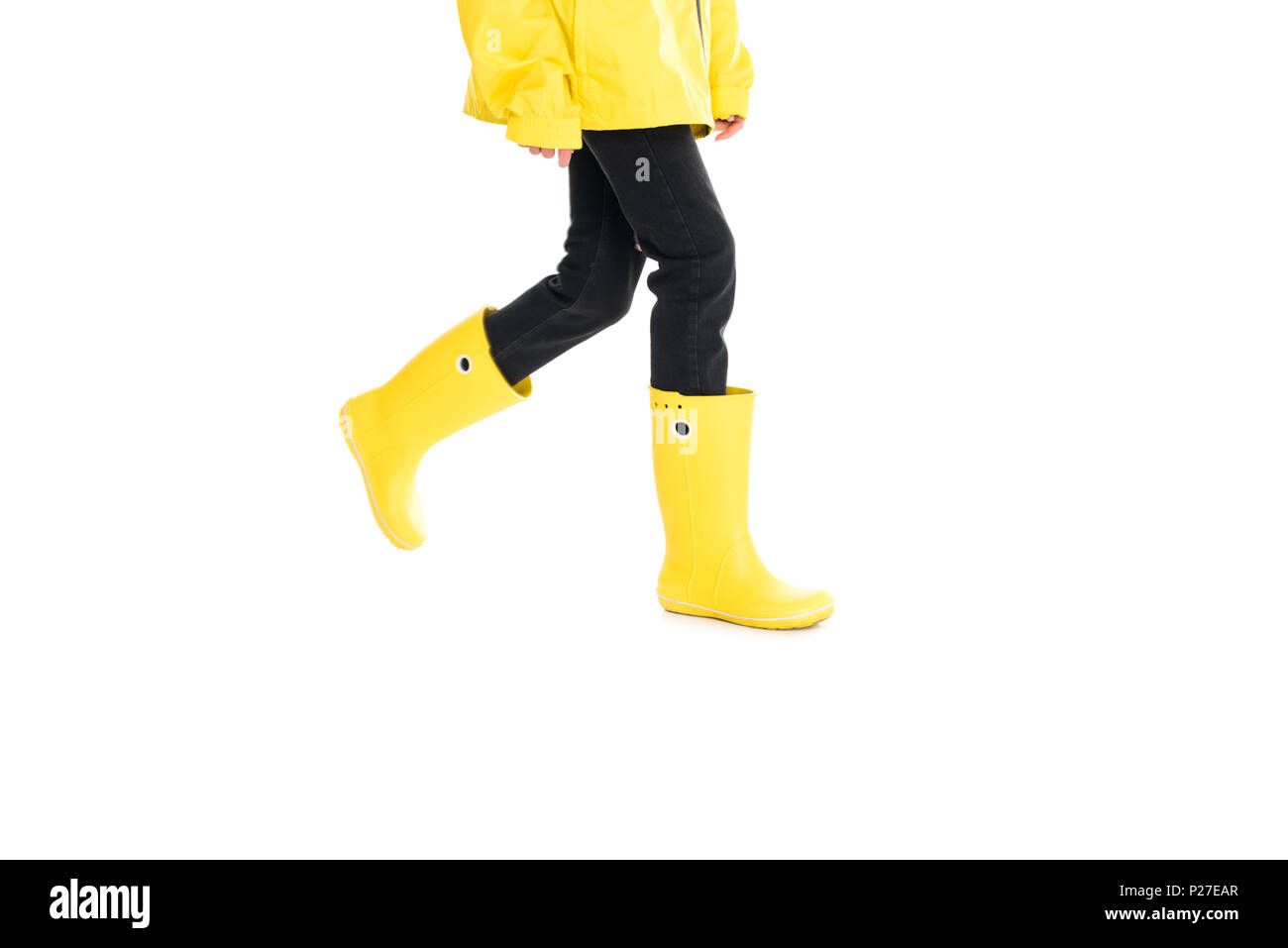 Vista parcial de la mujer en amarillo impermeable y botas de agua aislado  en blanco Fotografía de stock - Alamy
