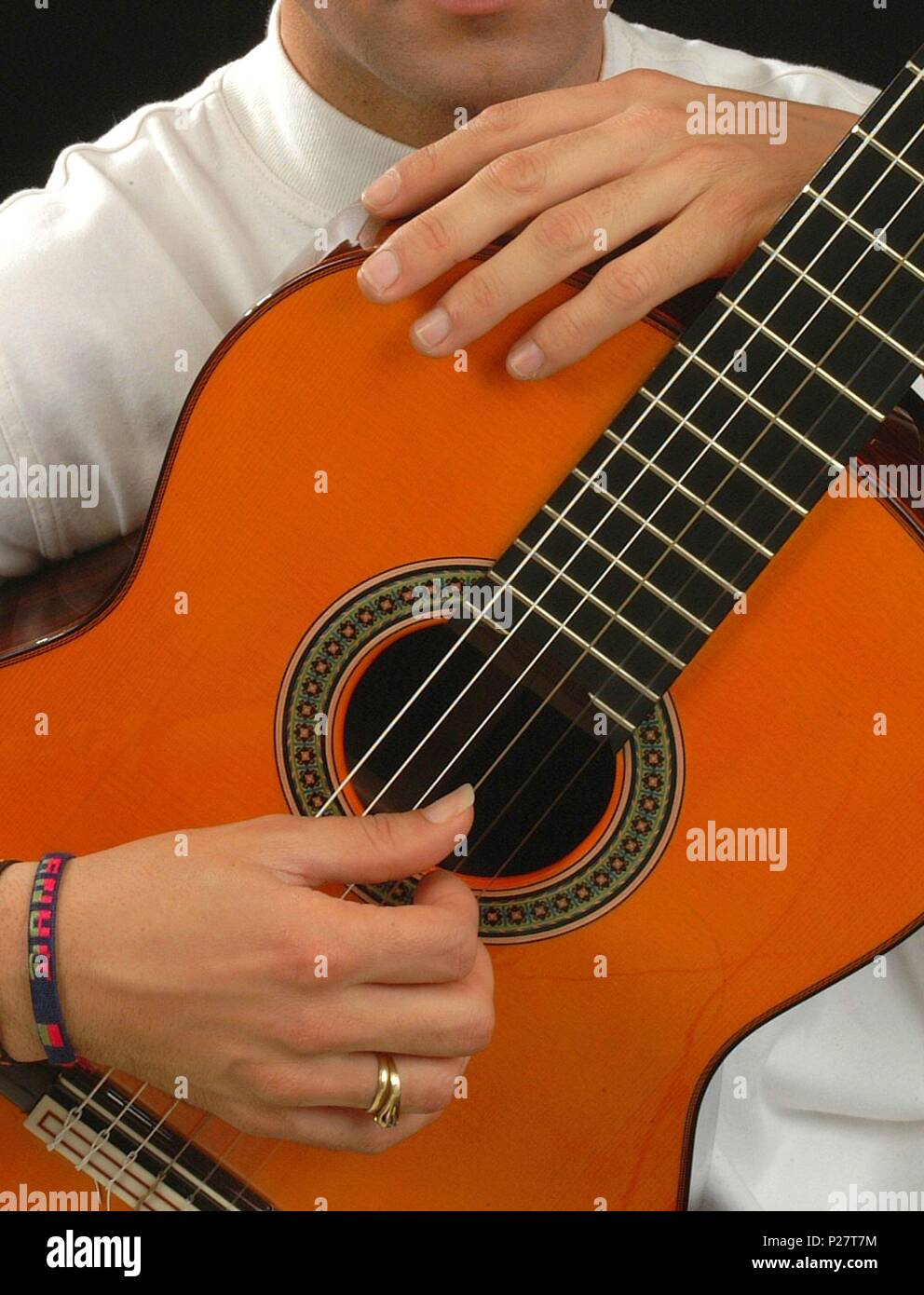 Manos y detalles de la foto de la guitarra flamenca Fotografía de stock -  Alamy