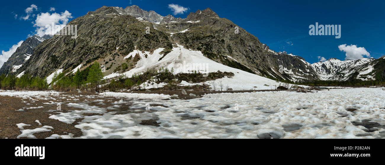 El paisaje del valle de Aosta en temporada de primavera durante el derretimiento de la nieve en Val Ferret, hermoso día con el cielo azul Foto de stock