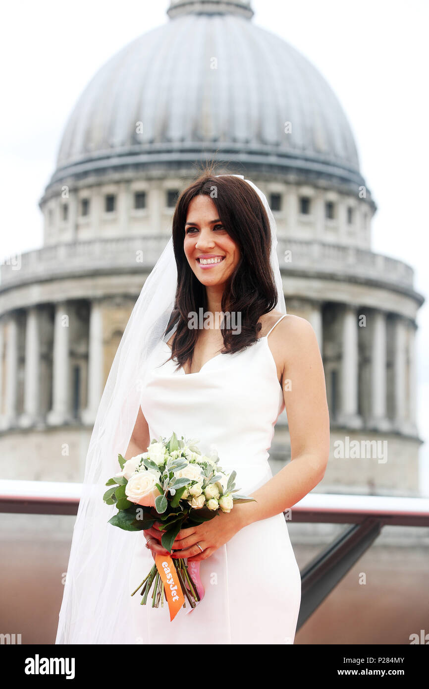 Un grupo de 11 príncipe Harry y Meghan Markle lookalikes tomar parte en una competición internacional organizada por easyJet para encontrar los mejores de Europa pareja real doppelgängers en Londres. El concurso Un grupo de 11 príncipe Harry y Meghan Markle lookalikes tomar parte en una competición internacional organizada por easyJet para encontrar los mejores de Europa pareja real doppelgängers en Londres. El concurso
