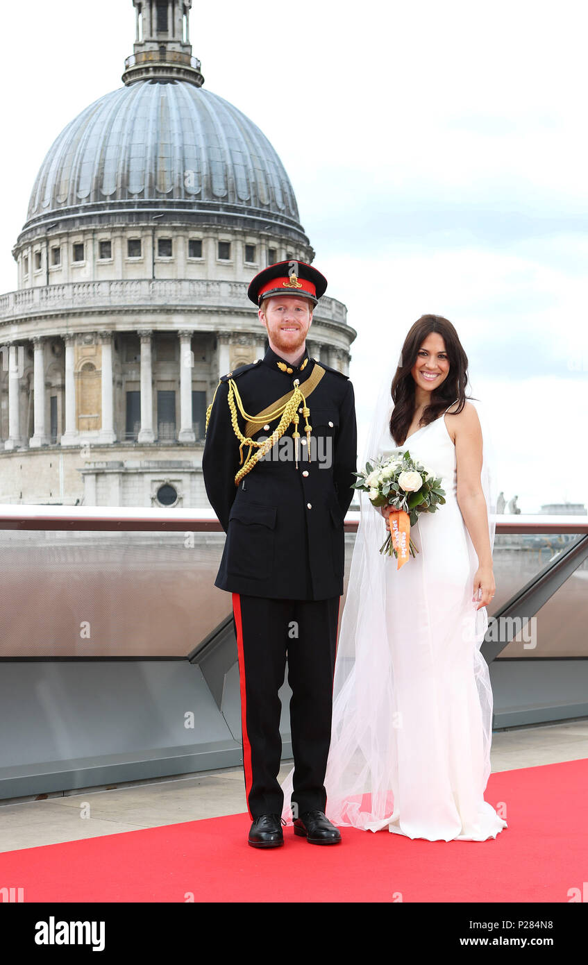 Un grupo de 11 príncipe Harry y Meghan Markle lookalikes tomar parte en una  competición internacional organizada por easyJet para encontrar los mejores  de Europa pareja real doppelgängers en Londres. Asociación de