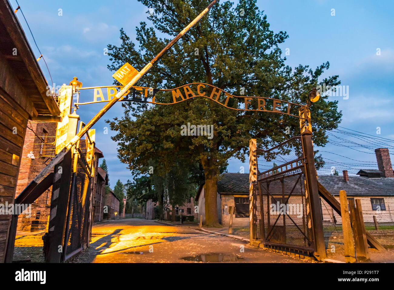 "Arbeit macht frei" signo en la entrada principal puerta de entrada a Auschwitz Birkenau (Auschwitz I) campo de concentración cerca de la ciudad de Oswiecim, Polonia. Este alemán p Foto de stock