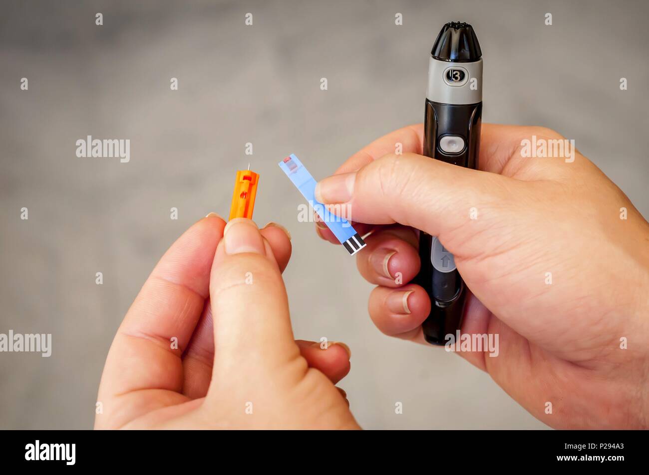 Paciente con diabetes del embarazo sosteniendo en sus manos una naranja  glucómetro aguja con tiras de sangre las pruebas. La diabetes del embarazo  stock image Fotografía de stock - Alamy