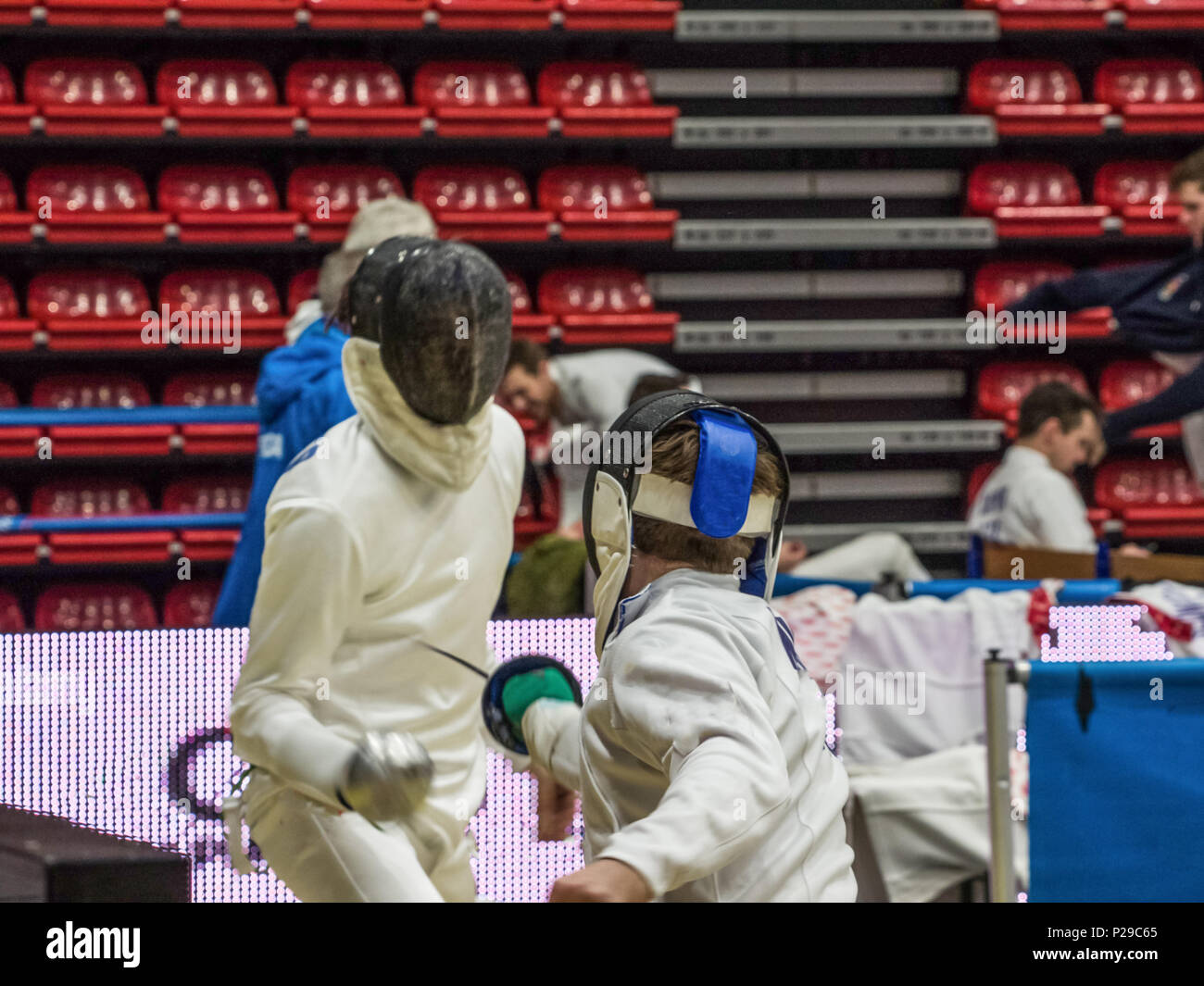 En fase de ataque por un competidor en un torneo de esgrima de hombres Foto de stock