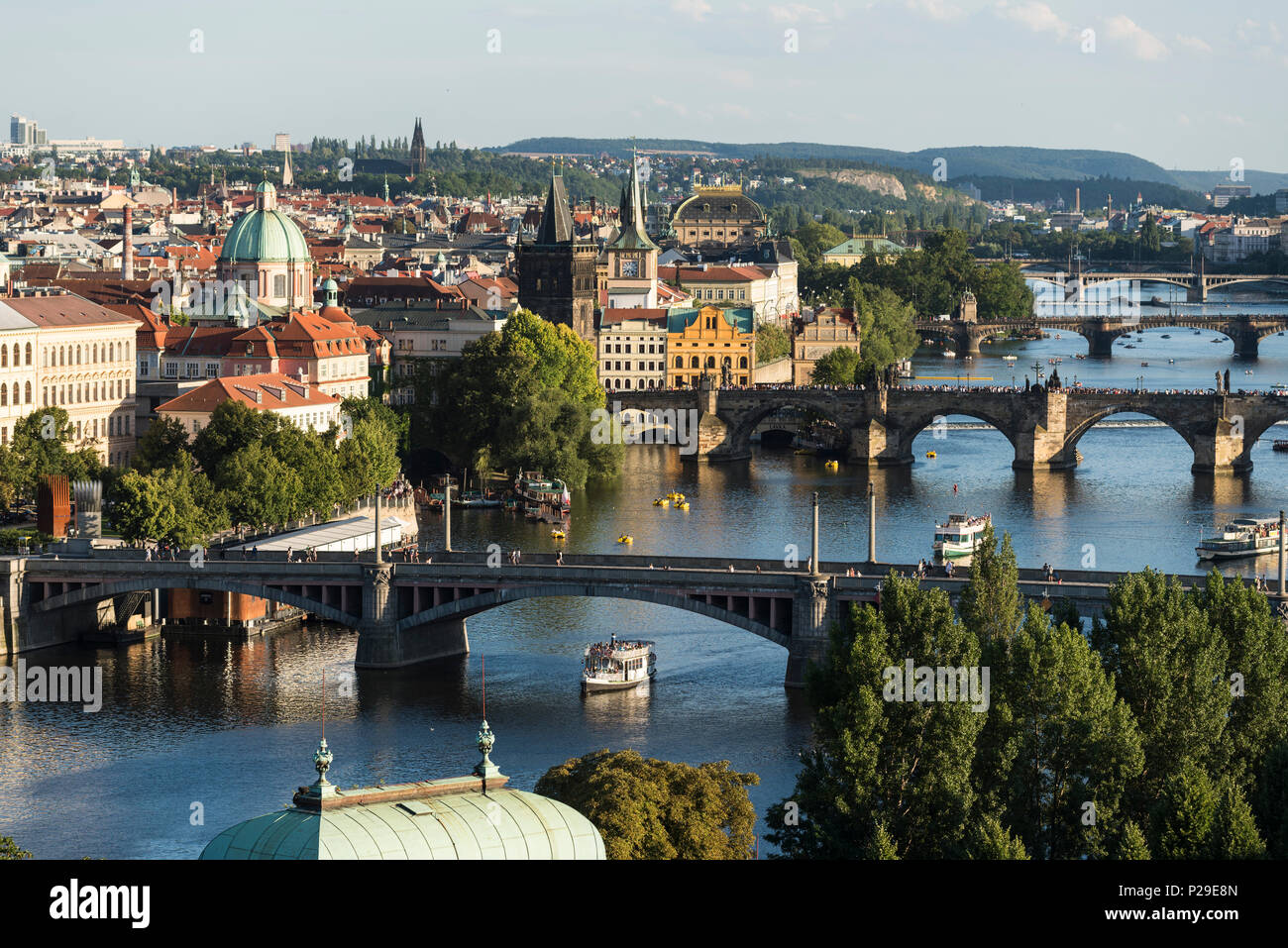 Praga. República Checa. Vista desde el parque Letná del río Moldava y la Ciudad Vieja (Staré Město). Foto de stock