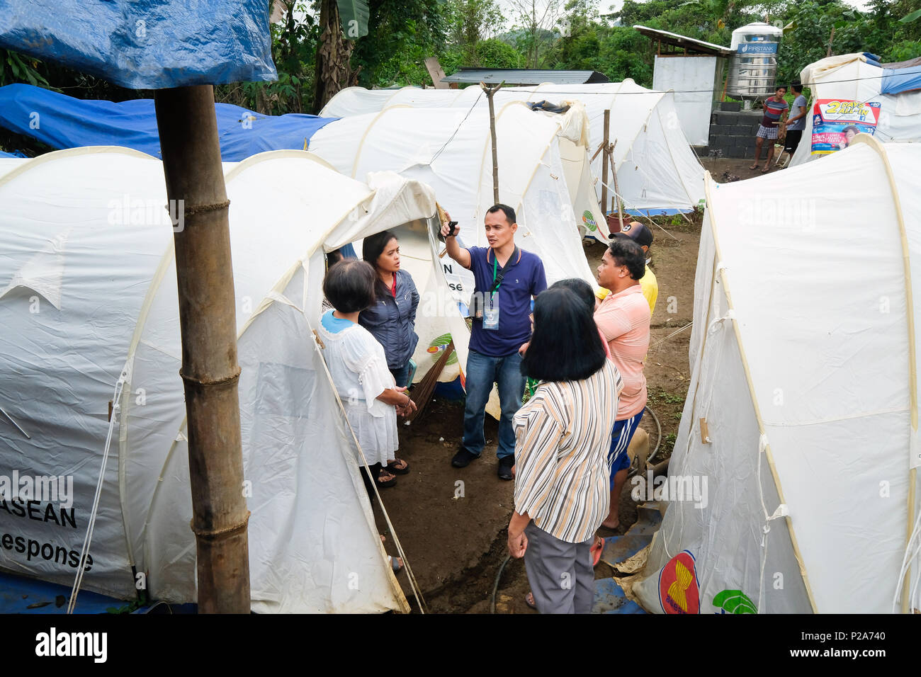 Christian desplazados refugiados en un campamento a las afueras de la ciudad en ruinas Marawi, en la isla de Mindanao, Filipinas - Christliche Flüchtlinge en einem Zeltlager der Stadt zerstörten Marawi en einem Zeltlager am Rande der Stadt. Insel Mindanao, Philippinen Foto de stock