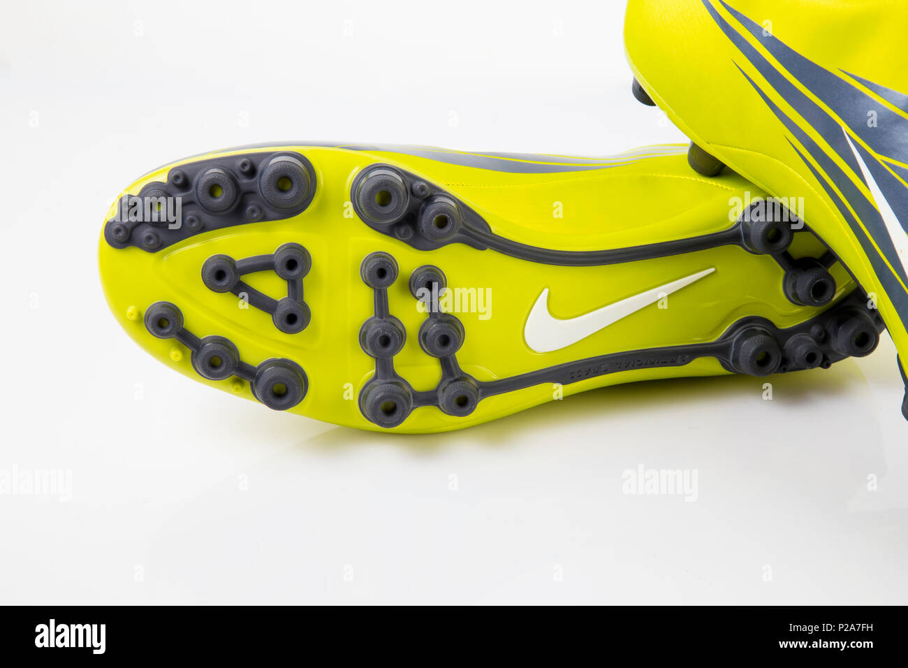 Portugal, 13 de junio de 2018: zapatillas Nike Fútbol. Nike, la empresa  multinacional. Aislado en blanco. Tomas de productos Fotografía de stock -  Alamy