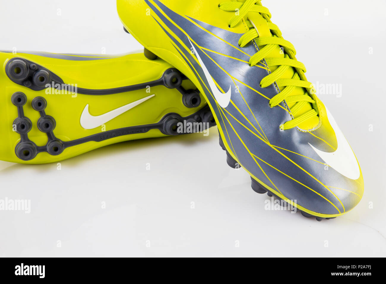 Portugal, 13 de junio de 2018: zapatillas Nike Fútbol. Nike, la empresa multinacional. Aislado blanco. Tomas de productos Fotografía de stock Alamy